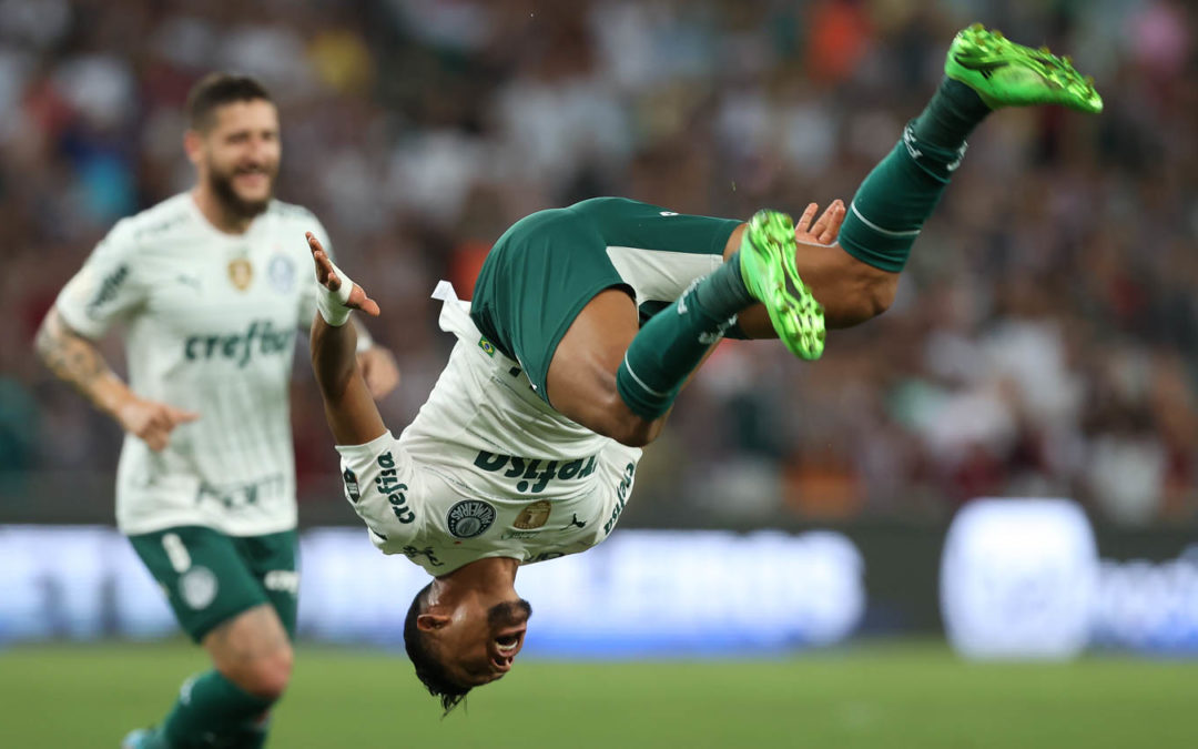 Rony faz lindo gol de bicicleta no Maracanã e Palmeiras segue firme na ponta do BR