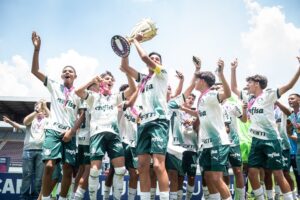 São Paulo empata com a Ferroviária e ergue taça do Campeonato