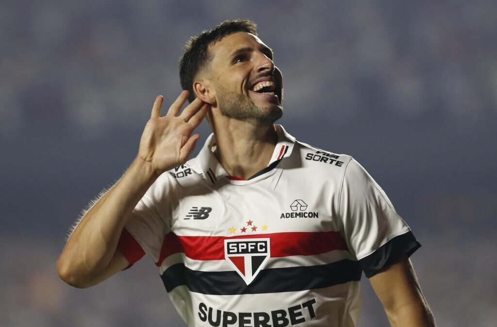 São Paulo vence Nacional-URU e garante presença nas quartas da Libertadores